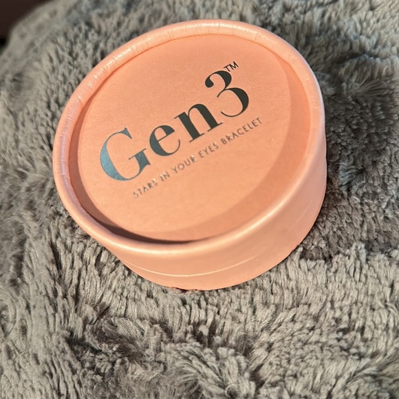 Gen 3 “stars in your eyes” golden tone/ crystal bracelet NIB - Picture 4 of 4